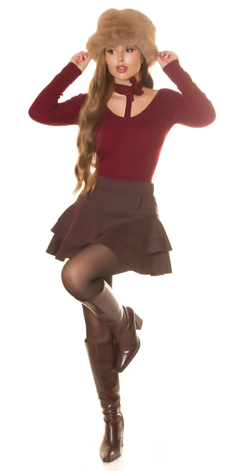 Langärmliger Pullover aus feinem Glattstrick mit elegantem Halsband und figurbetontem, tailliertem Schnitt Langärmliger Pullover aus feinem Glattstrick mit elegantem Halsband und figurbetontem, tailliertem Schnitt