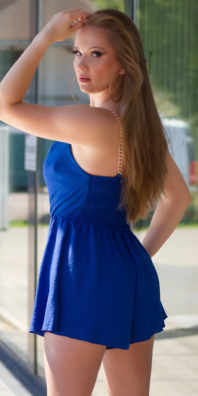 Hotpants-Jumpsuit mit Kettenträger und Wasserfall-Ausschnitt Hotpants-Jumpsuit mit Kettenträger und Wasserfall-Ausschnitt