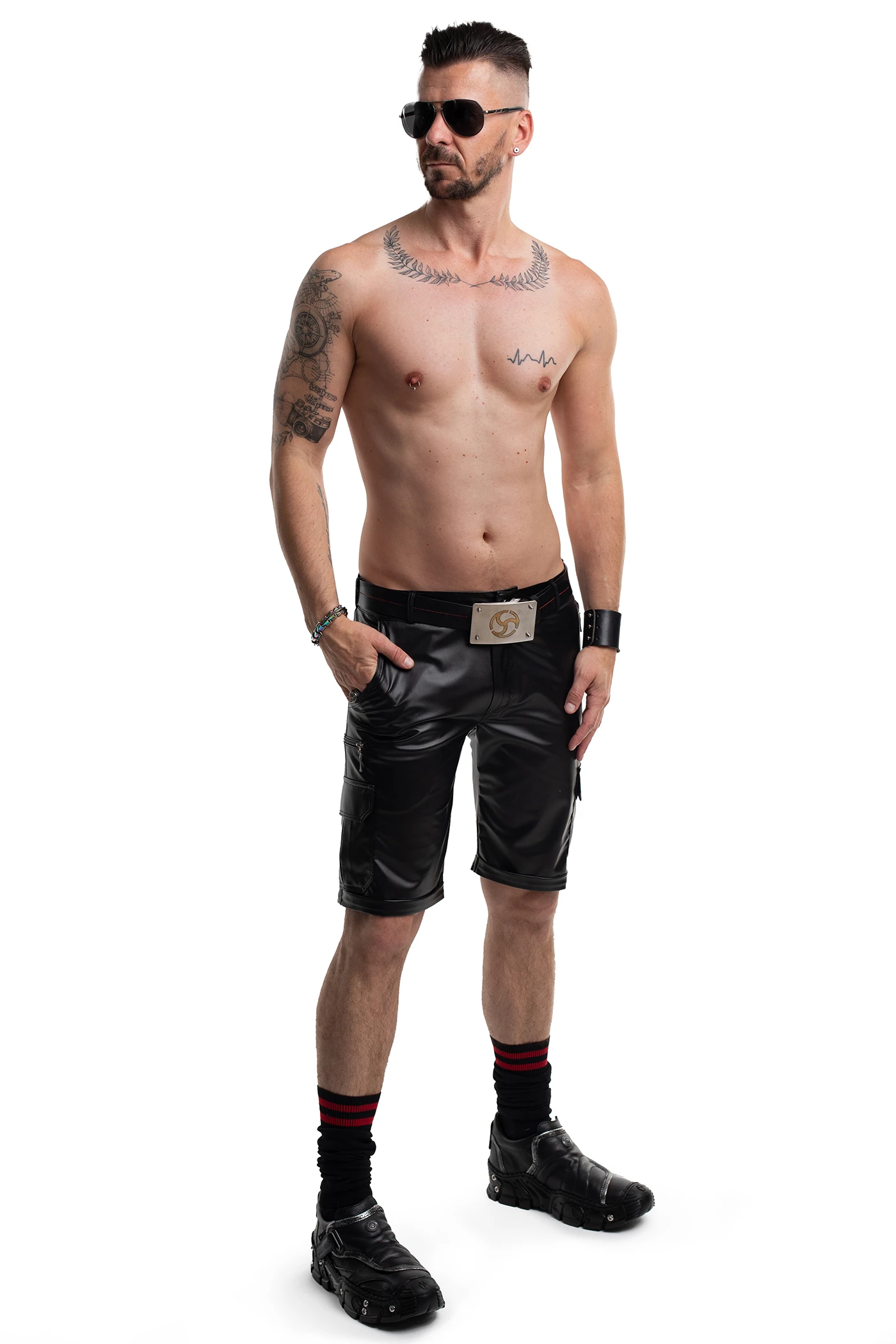 Herren Shorts RMPaolo001 in Schwarz aus mattem dehnbarem Wetlook mit Reißverschlusstaschen und markantem RFP-Logo-Patch  von Regnes Fetish Planet
