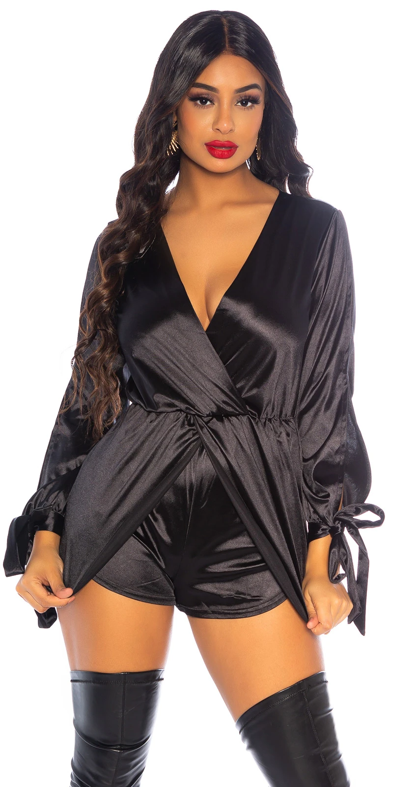 Glossy Satin Party Hotpants Jumpsuit mit Wickel-Effekt Glossy Satin Party Hotpants Jumpsuit mit Wickel-Effekt