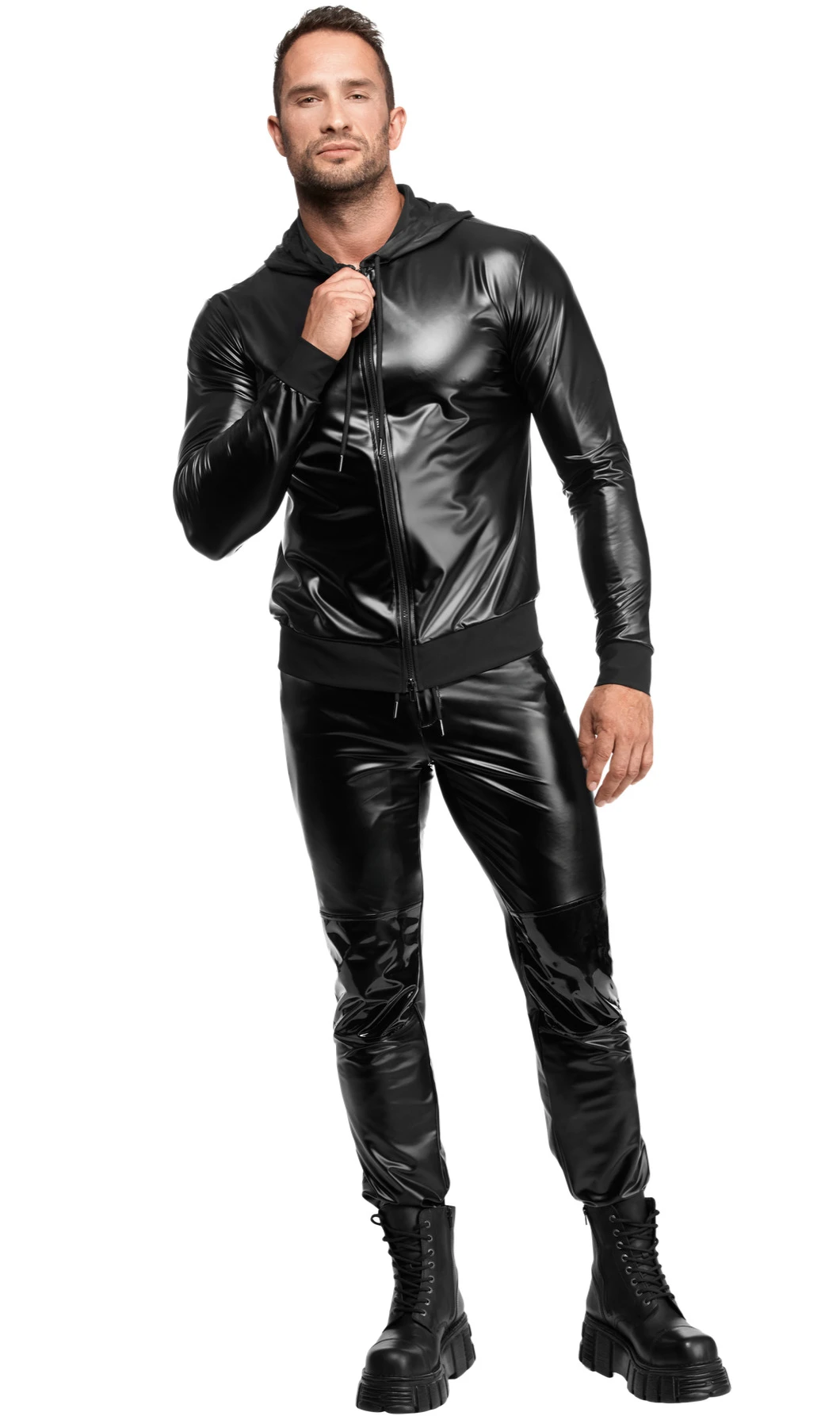 Noir Handmade Men Herrenhose Rogue H087 in schwarzem Powerwetlook mit PVC-Knieeinsätzen, figurbetontem Schnitt, flexiblem Material und verstellbarem Bund für einen markant sexy Look