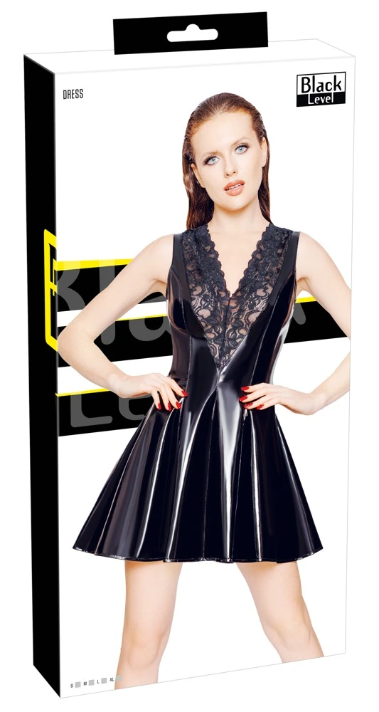 Kurzes, ärmelloses Kleid von Black Level komplett im schwarzen Lackglanz mit breitem v-förmigen Spitzen-Einsatz im tiefem Dekolleté