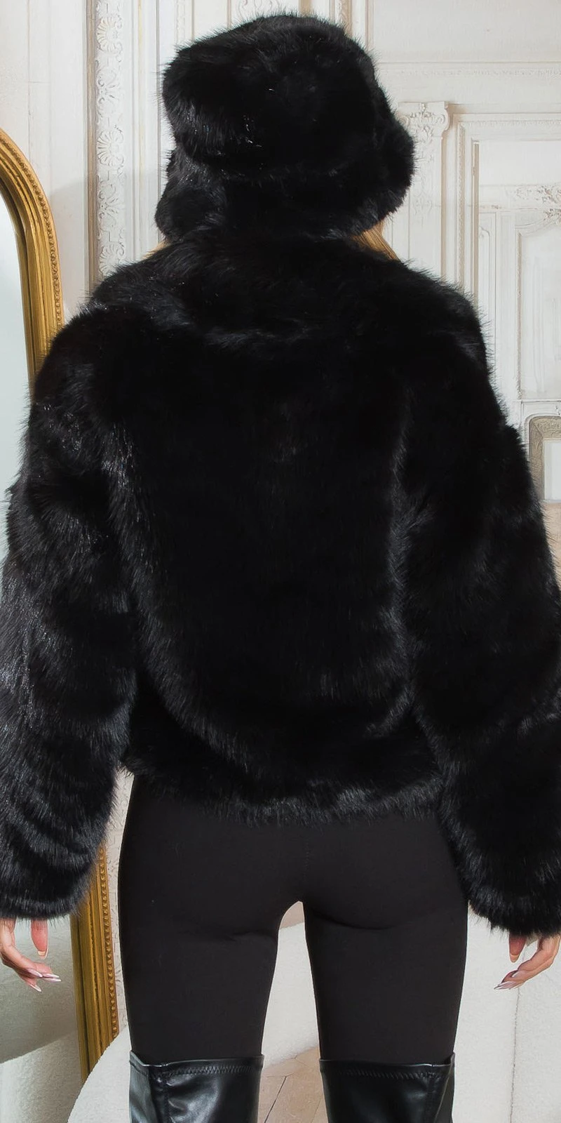 Kurze Kunstfell-Winterjacke mit breitem Kragen und Satinfutter – edler Glanz, warme Eleganz und stilvoller Komfort