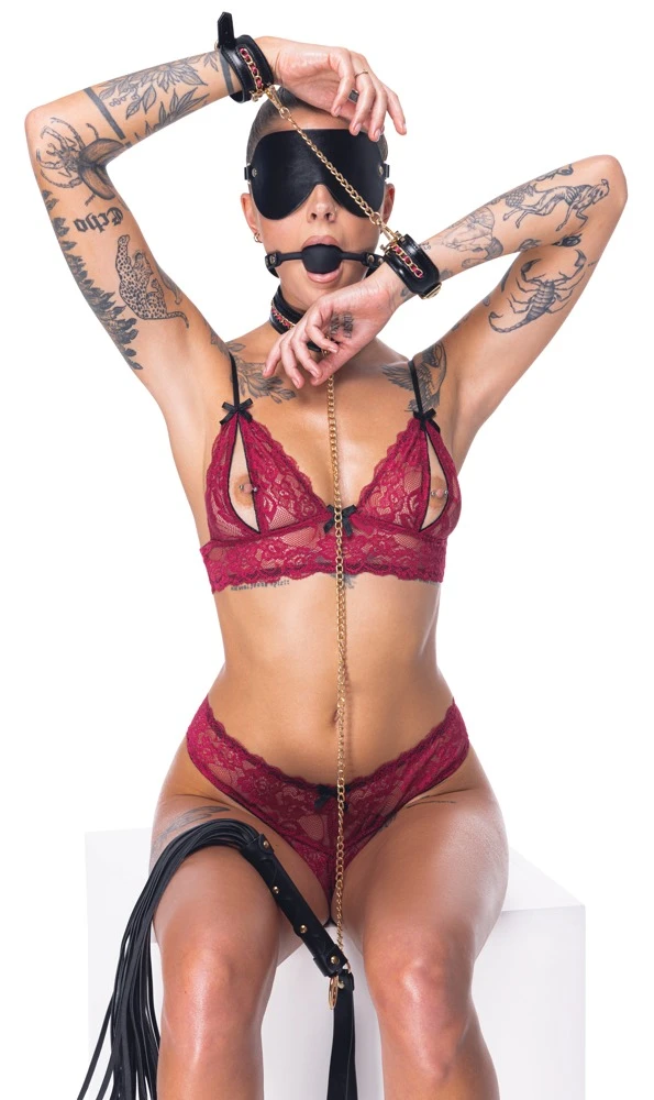 6-teiliges Bondage-Set von Bad Kitty aus schwarzem Lederimitat mit goldfarbenen Accessoires und roten Akzenten für stilvolle Fesselspiele