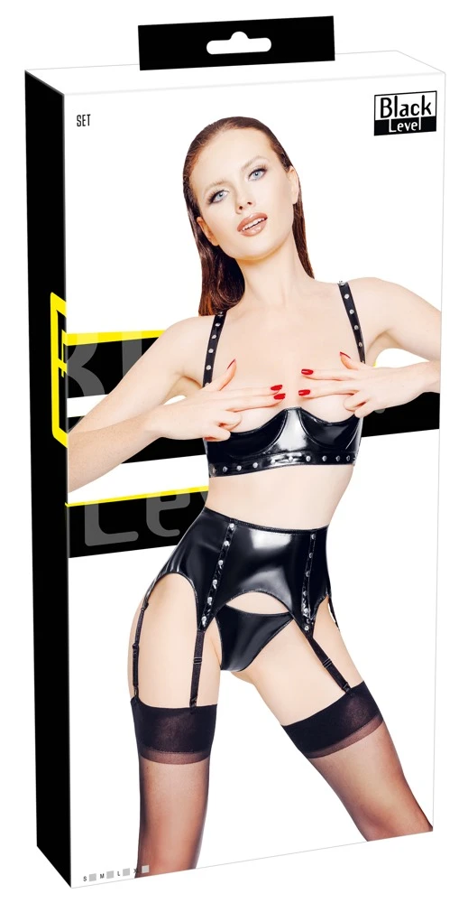 3-teiliges Set von Black Level bestehend aus leicht gefütterter Bügel-Hebe, Strapsgurt und String. Alles komplett im schwarzen Lackglanz. 3-teiliges Set von Black Level bestehend aus leicht gefütterter Bügel-Hebe, Strapsgurt und String. Alles komplett im schwarzen Lackglanz.