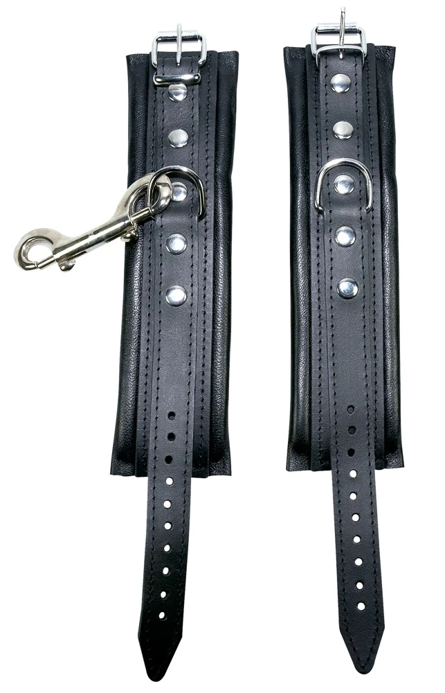 Innen mit glattem Leder weich gepolsterte Handfesseln von ZADO in kurzer Form - ideal für schmale Gelenke und komplett aus schwarzem Leder. Innen mit glattem Leder weich gepolsterte Handfesseln von ZADO in kurzer Form - ideal für schmale Gelenke und komplett aus schwarzem Leder.