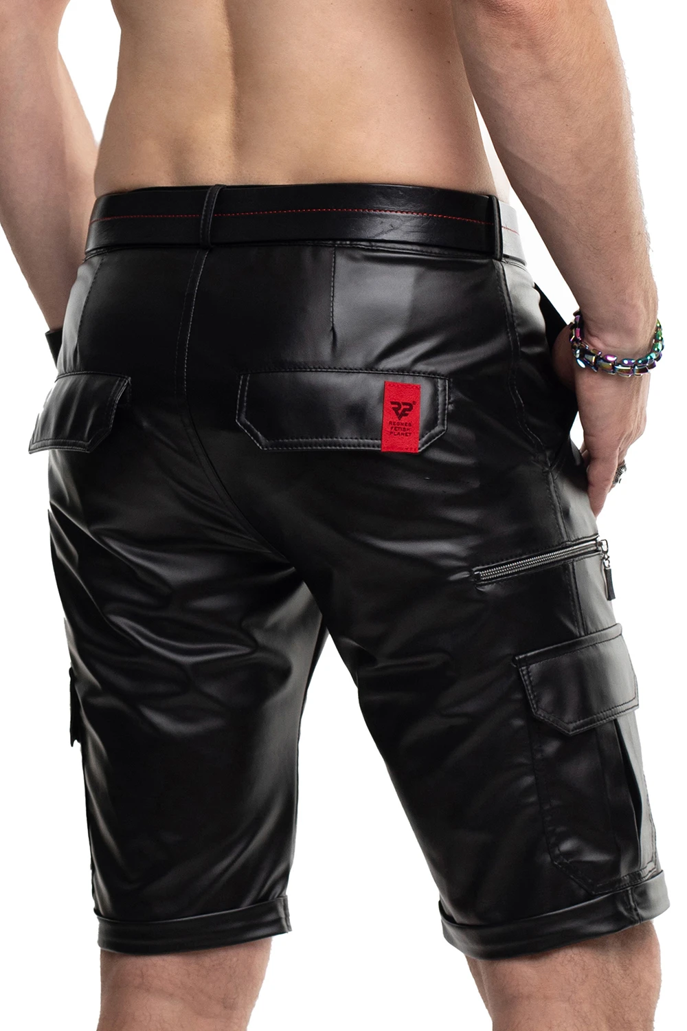 Herren Shorts RMPaolo001 in Schwarz aus mattem dehnbarem Wetlook mit Reißverschlusstaschen und markantem RFP-Logo-Patch  von Regnes Fetish Planet