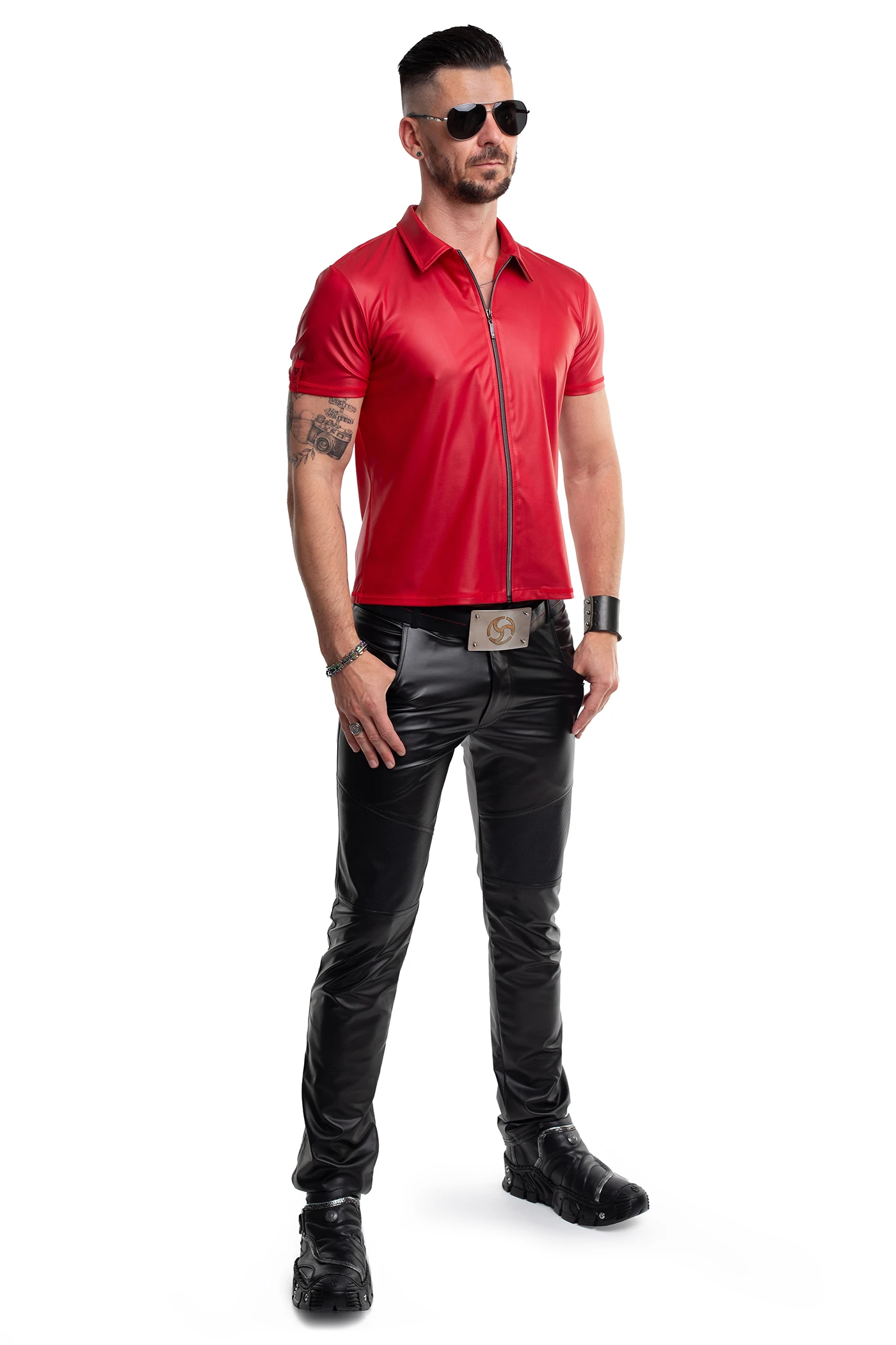 Herren T-Shirt RMMauricio001 rot im matten Wetlook mit Stehkragen, markantem schwarzen Reißverschluss und figurbetonender Slim-Fit Form