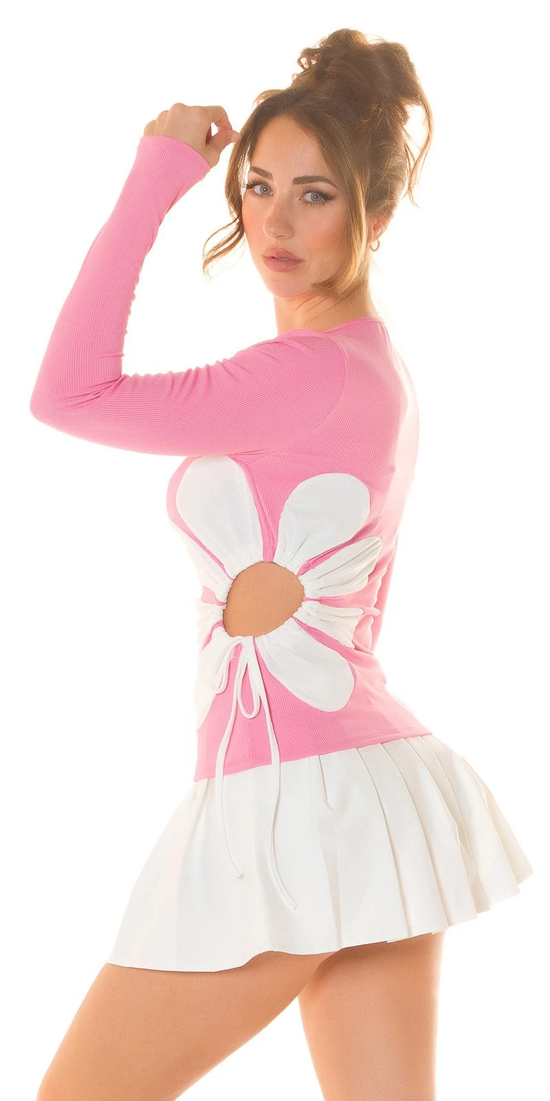 Flower-Power Shirt, figurschmeichelnder Schnitt mit Cutout und Kordelzug für einen verspielten Look! Flower-Power Shirt, figurschmeichelnder Schnitt mit Cutout und Kordelzug für einen verspielten Look!