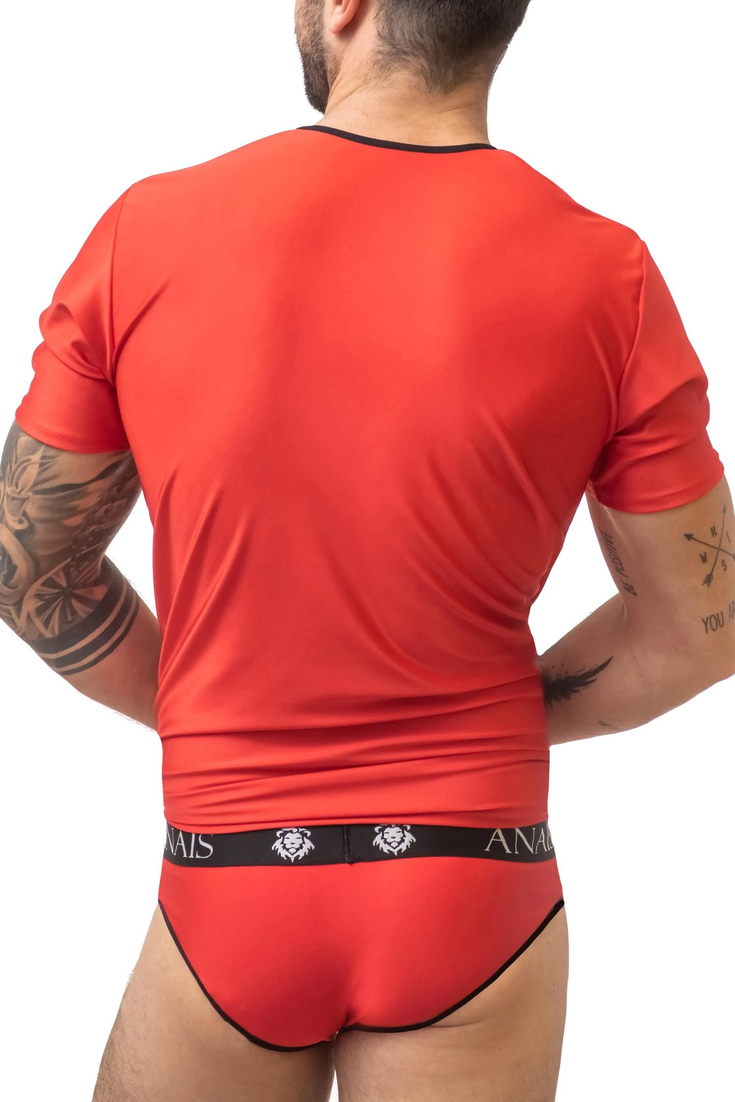 Herren T-Shirt 053508 rot. Bequeme Eleganz in hochelastischem, blickdichtem Stoff mit schwarzem Saum für stylische Akzente!