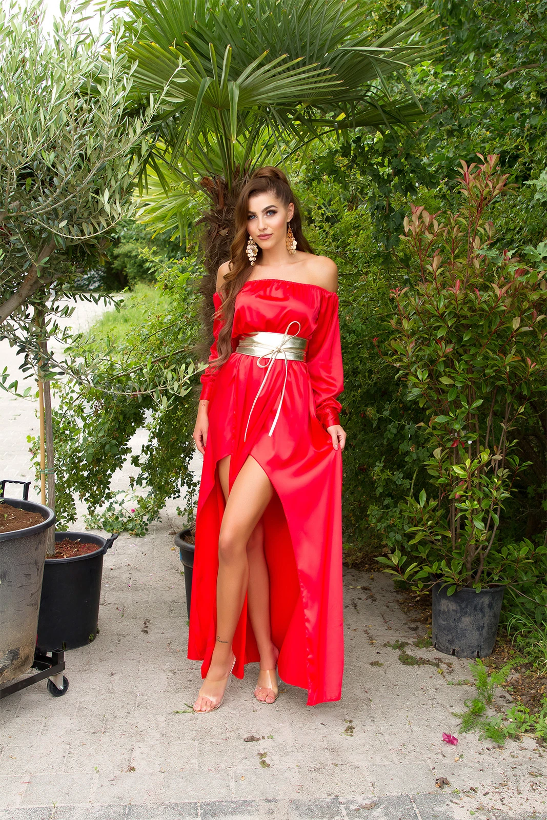 Satin Off Shoulder Maxi Kleid mit High Low-Effekt Satin Off Shoulder Maxi Kleid mit High Low-Effekt