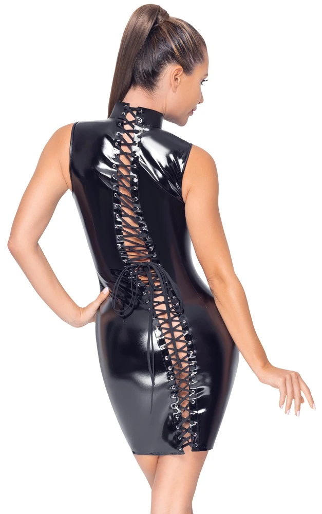 Kurzes, ärmelloses Kleid von Black Level komplett im schwarzen Lackglanz. Figurnah und tailliert geschnitten mit 2-Wege-Reißverschluss.