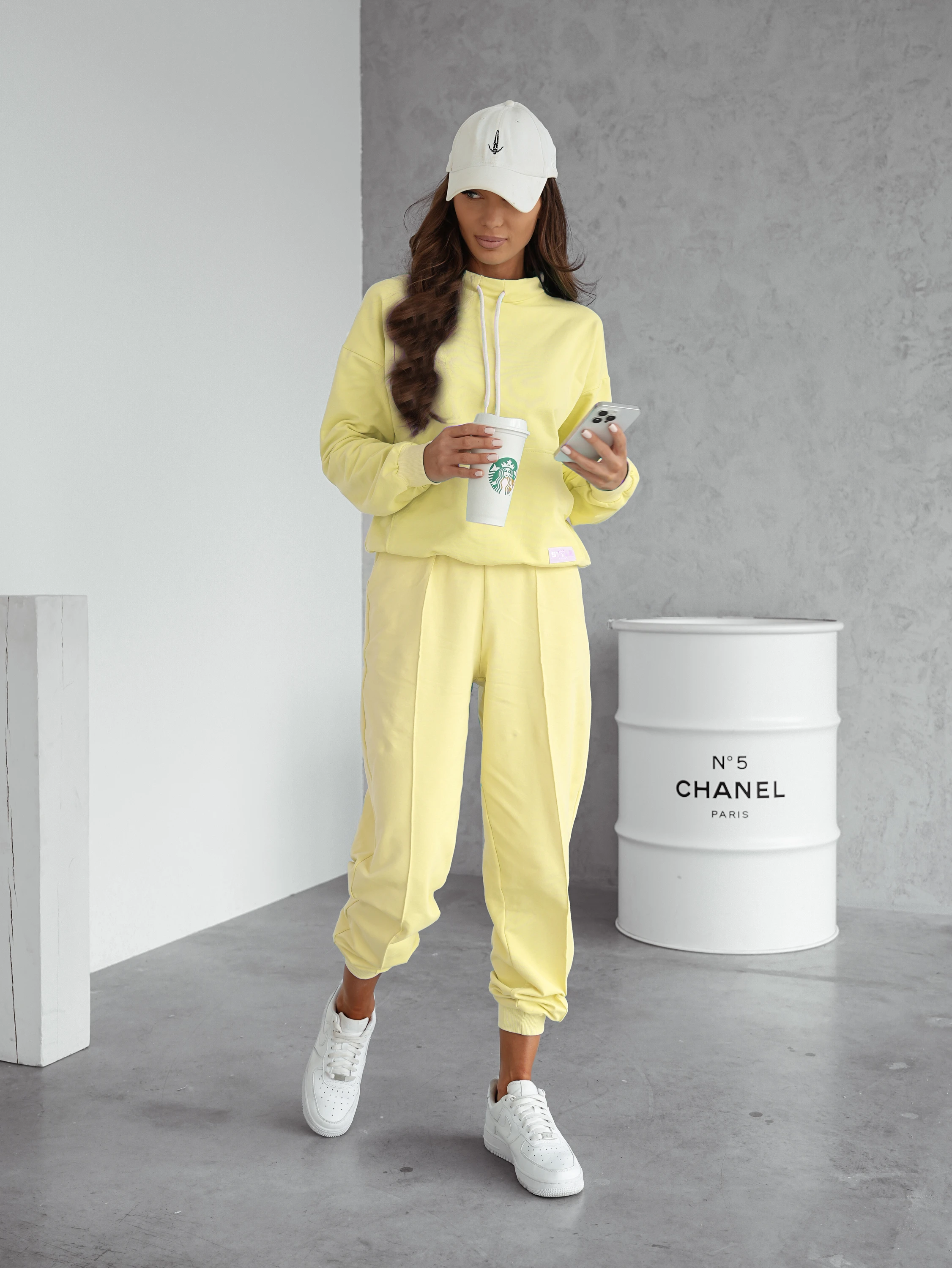 Axami Sonnengelbe Statement-Kombi aus Sweatshirt mit Stehkragen und High-Waist-Hose.Must-have für stilvolle Alltagsmomente V-11770