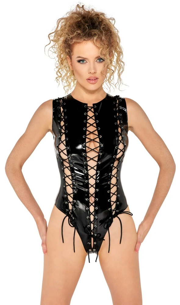 Extravaganter Body von Black Level komplett im schwarzen Lackglanz. In figur- und halsnaher Schnittführung mit hohen Beinausschnitten.