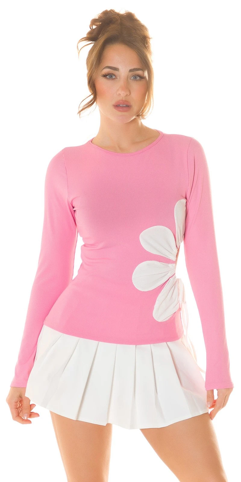 Flower-Power Shirt, figurschmeichelnder Schnitt mit Cutout und Kordelzug für einen verspielten Look! Flower-Power Shirt, figurschmeichelnder Schnitt mit Cutout und Kordelzug für einen verspielten Look!