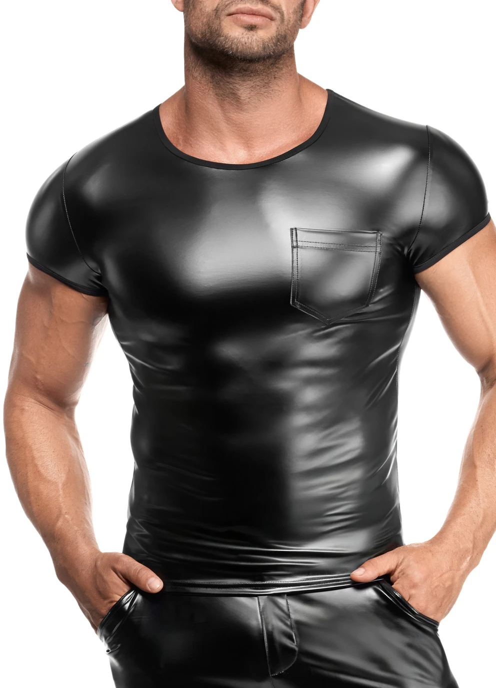 Figurbetontes Noir Handmade Men T-Shirt H084 aus glattem Powerwetlook, elastisch, körpernah geschnitten und mit markanter Brusttasche für einen betonten, sexy Look