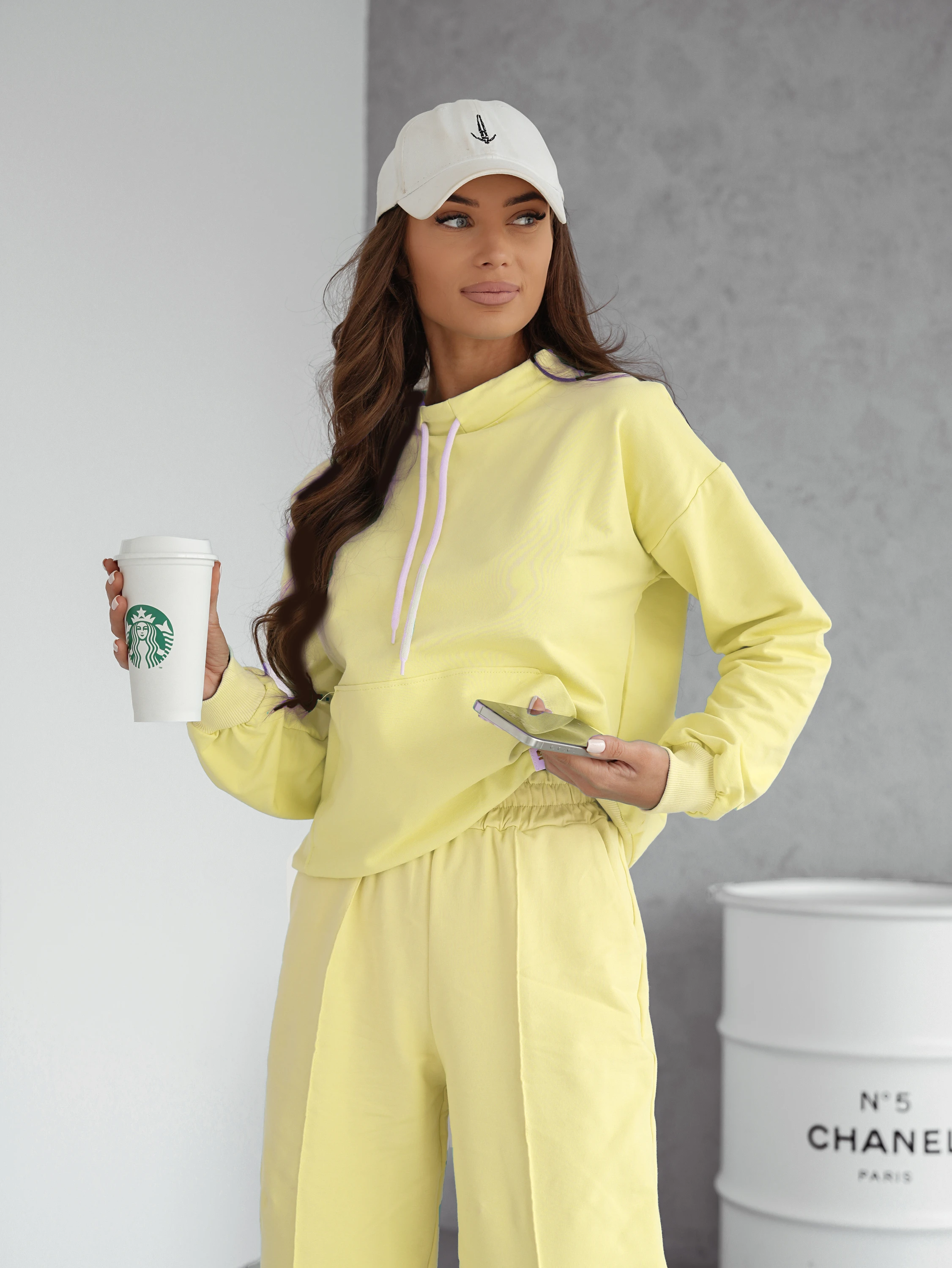 Axami Sonnengelbe Statement-Kombi aus Sweatshirt mit Stehkragen und High-Waist-Hose.Must-have für stilvolle Alltagsmomente V-11770