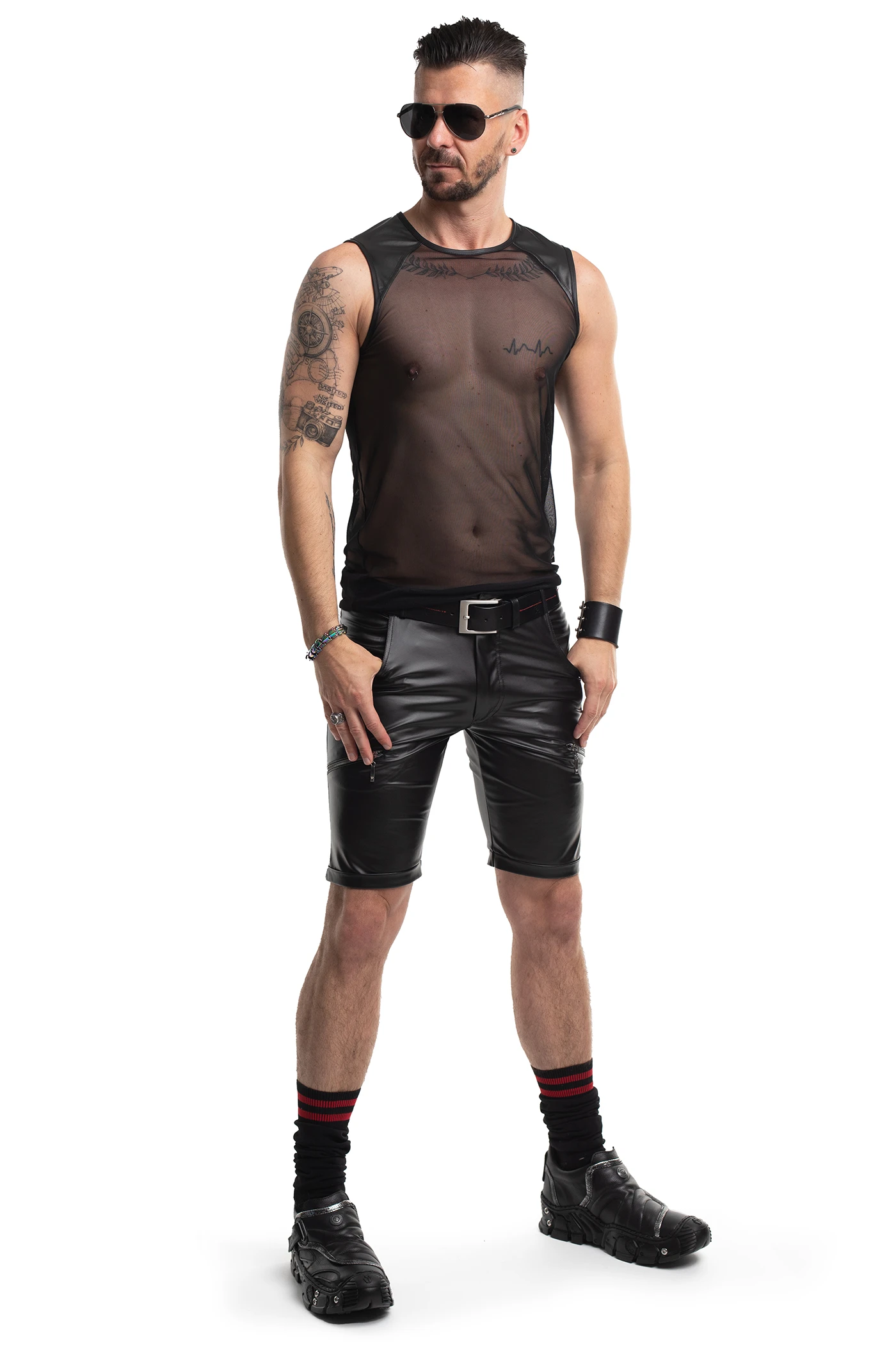 Lässige Herren Shorts aus schwarzem Wetlook – RMNorberto001 mit vier Taschen und rotem RFP-Logo für markanten Style von Regnes Fetish Planet Lässige Herren Shorts aus schwarzem Wetlook – RMNorberto001 mit vier Taschen und rotem RFP-Logo für markanten Style von Regnes Fetish Planet