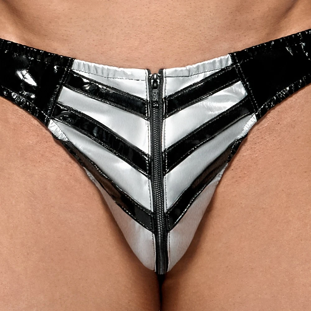 Lack-Slip von Black Level im schwarzen Glanz. Der silberfarbene Beutel im rasanten Streifen-Look ist mit einem Reißverschluss versehen.