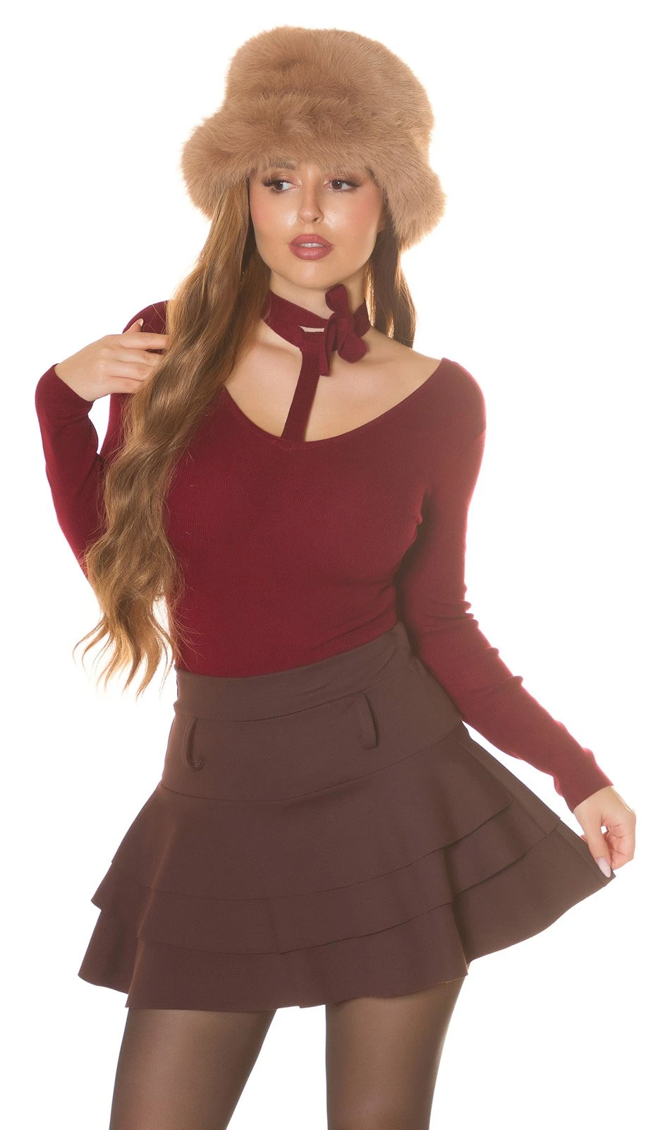 Langärmliger Pullover aus feinem Glattstrick mit elegantem Halsband und figurbetontem, tailliertem Schnitt Langärmliger Pullover aus feinem Glattstrick mit elegantem Halsband und figurbetontem, tailliertem Schnitt