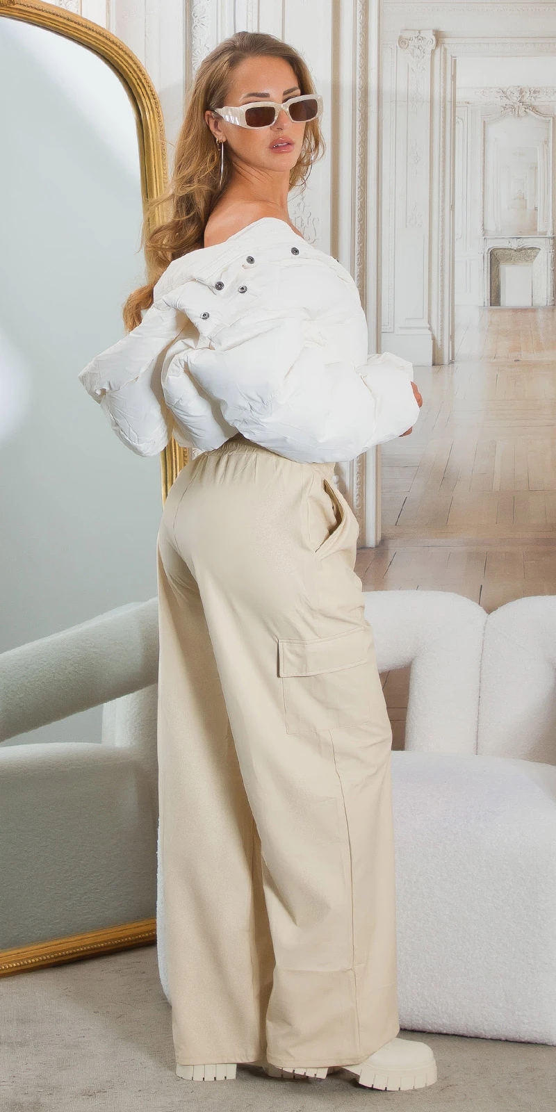 Stylische Kunstleder Cargo Hose: Gerader Schnitt, High Waist Jogger im Leder Look mit praktischen Klappen Taschen Stylische Kunstleder Cargo Hose: Gerader Schnitt, High Waist Jogger im Leder Look mit praktischen Klappen Taschen