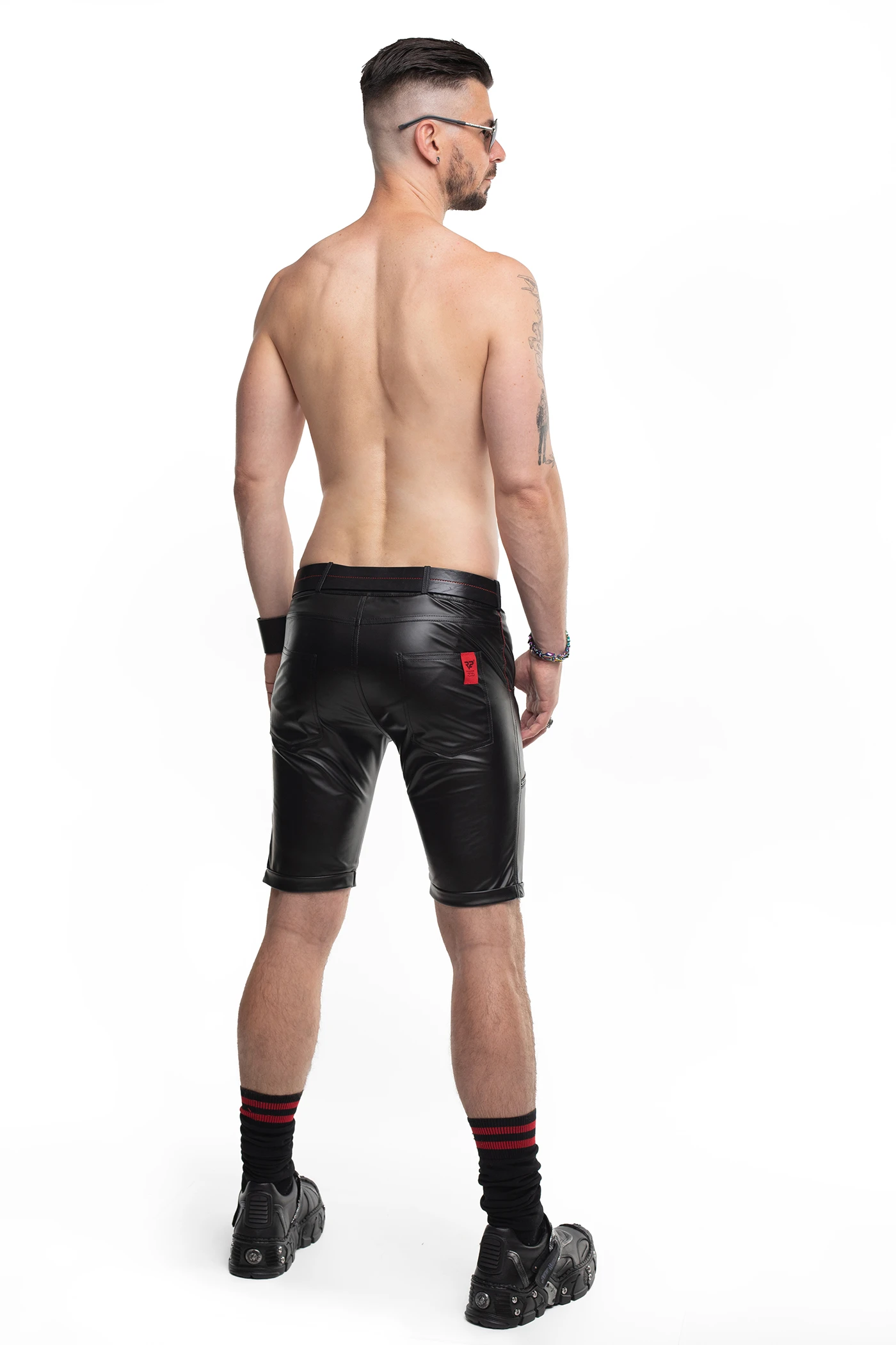 Lässige Herren Shorts aus schwarzem Wetlook – RMNorberto001 mit vier Taschen und rotem RFP-Logo für markanten Style von Regnes Fetish Planet Lässige Herren Shorts aus schwarzem Wetlook – RMNorberto001 mit vier Taschen und rotem RFP-Logo für markanten Style von Regnes Fetish Planet