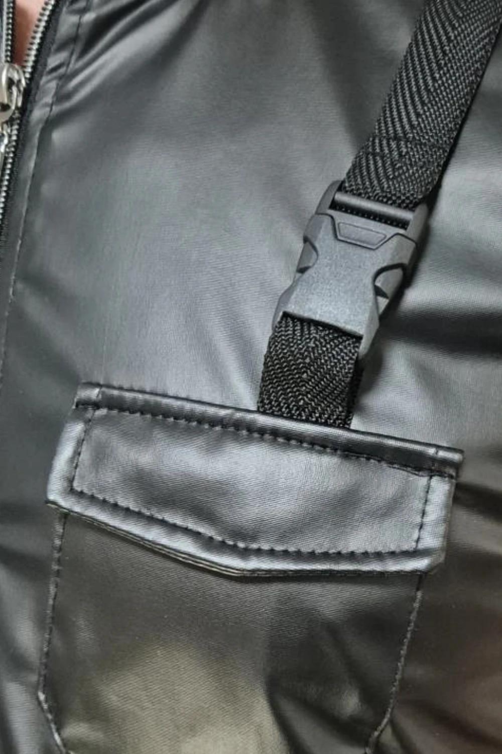 Regnes Fetish Planet Herren Weste RMCamillo001, Markanter Wetlook trifft auf ikonische RFP-Details, diese schwarze Herrenweste setzt ein Statement in Sachen Stil und Attitüde