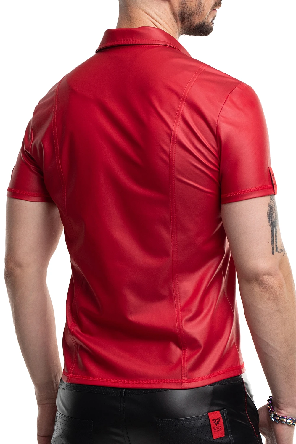 Herren T-Shirt RMMauricio001 rot im matten Wetlook mit Stehkragen, markantem schwarzen Reißverschluss und figurbetonender Slim-Fit Form