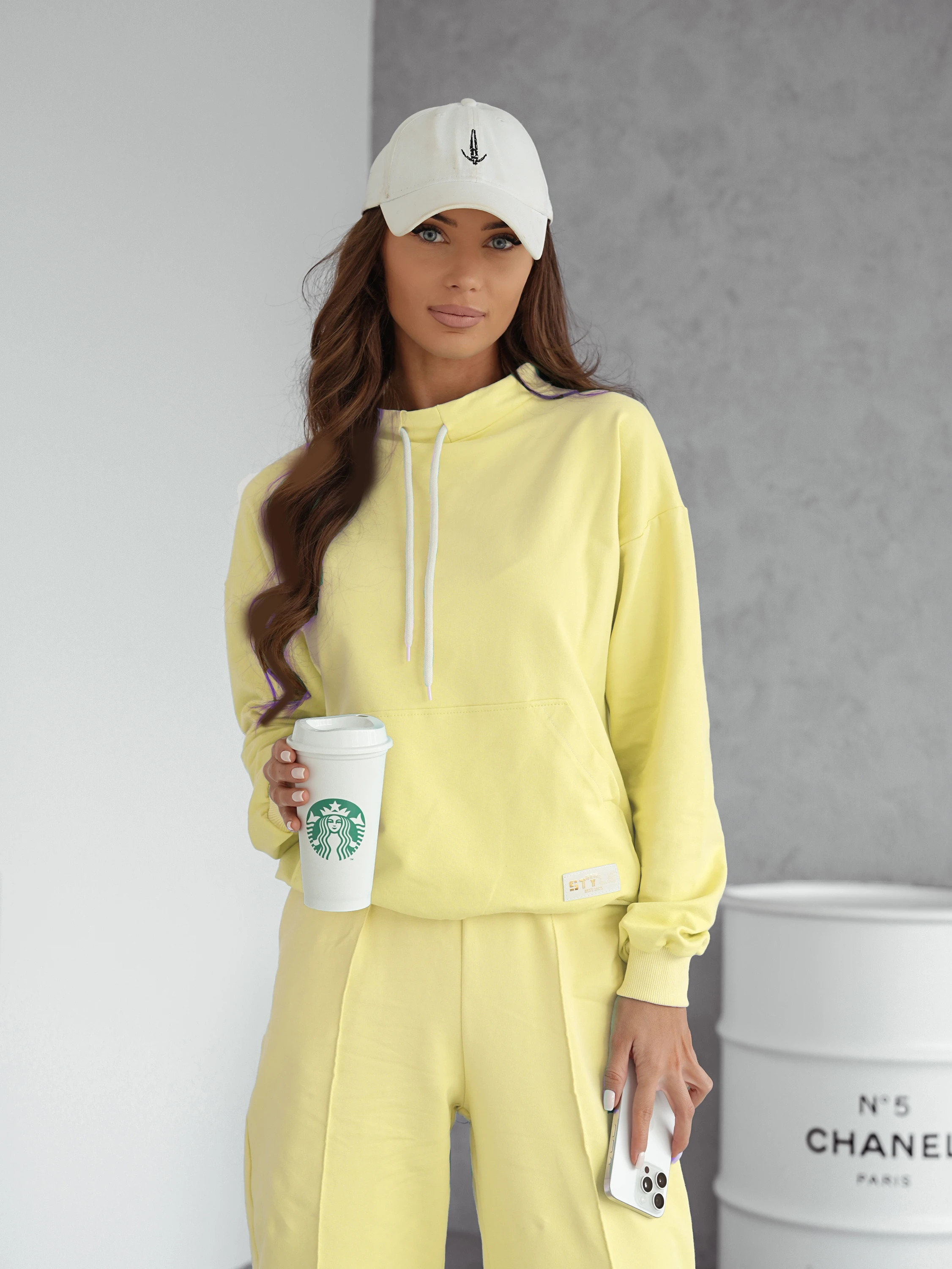 Axami Sonnengelbe Statement-Kombi aus Sweatshirt mit Stehkragen und High-Waist-Hose.Must-have für stilvolle Alltagsmomente V-11770
