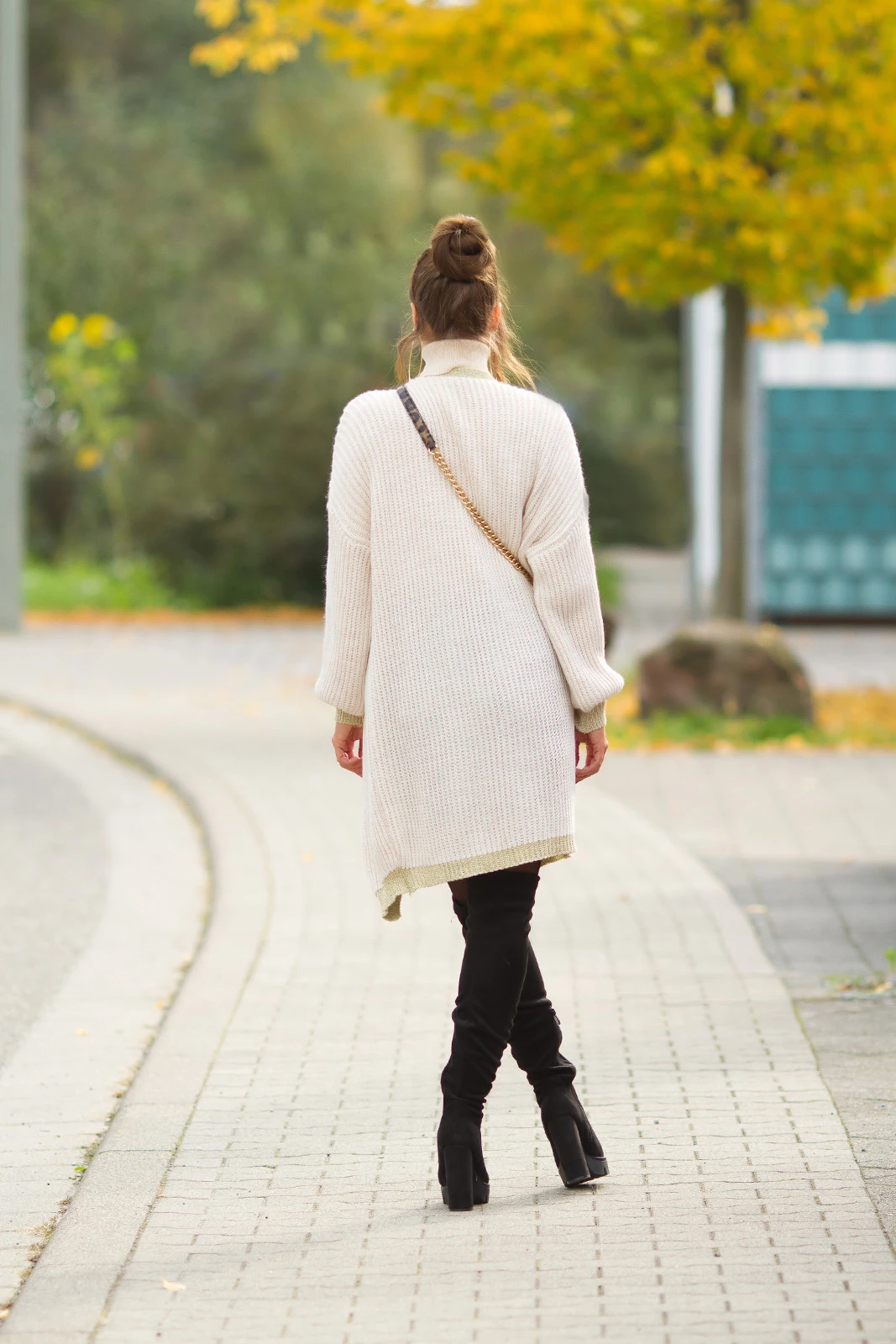 Chic Oversize Strick Long Cardigan mit Glamour-Borte Chic Oversize Strick Long Cardigan mit Glamour-Borte