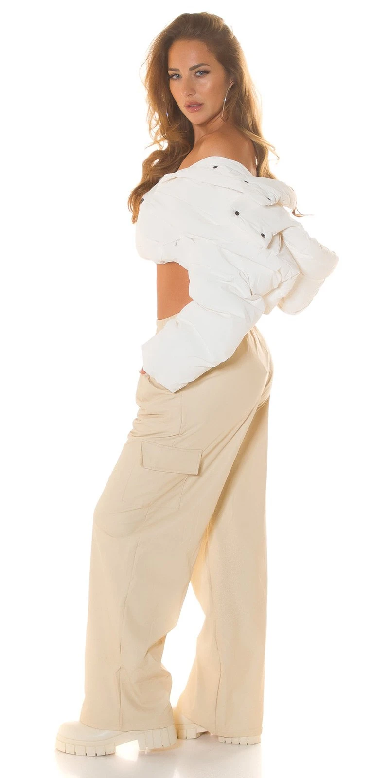 Stylische Kunstleder Cargo Hose: Gerader Schnitt, High Waist Jogger im Leder Look mit praktischen Klappen Taschen Stylische Kunstleder Cargo Hose: Gerader Schnitt, High Waist Jogger im Leder Look mit praktischen Klappen Taschen