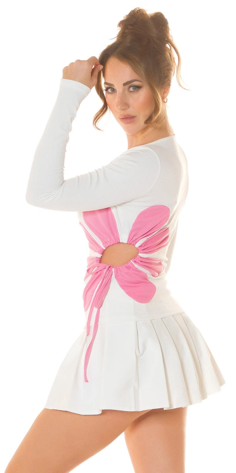 Flower-Power Shirt, figurschmeichelnder Schnitt mit Cutout und Kordelzug für einen verspielten Look! Flower-Power Shirt, figurschmeichelnder Schnitt mit Cutout und Kordelzug für einen verspielten Look!