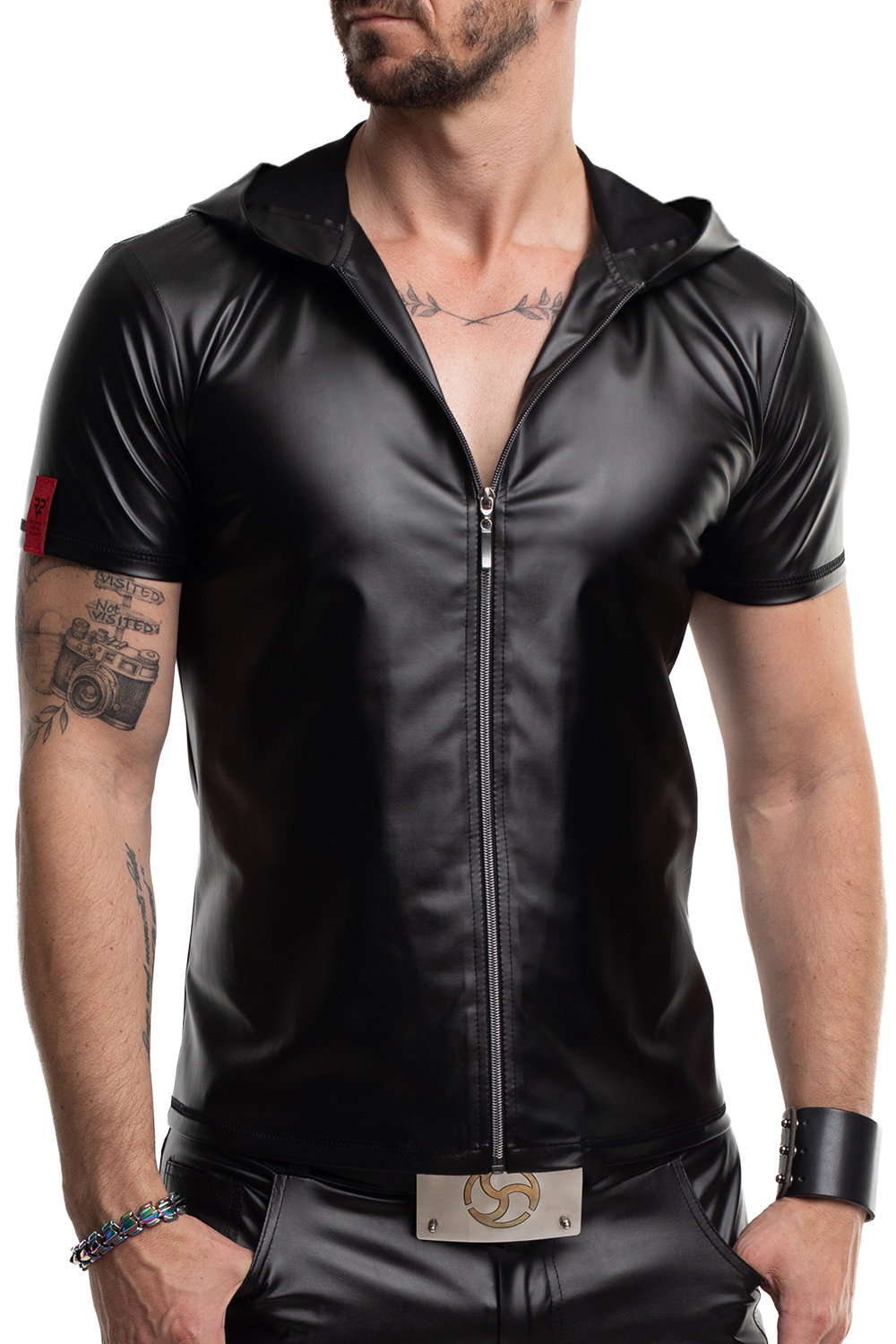 Herren Kapuzen T-Shirt RMEttore001 in mattem Kunstleder von Regnes Fetish Planet  körpernahe Slim-Fit Form mit markantem Front-Reißverschluss und RFP-Zipperdetails für einen provokanten, maskulinen Look – Regnes Fetish Planet