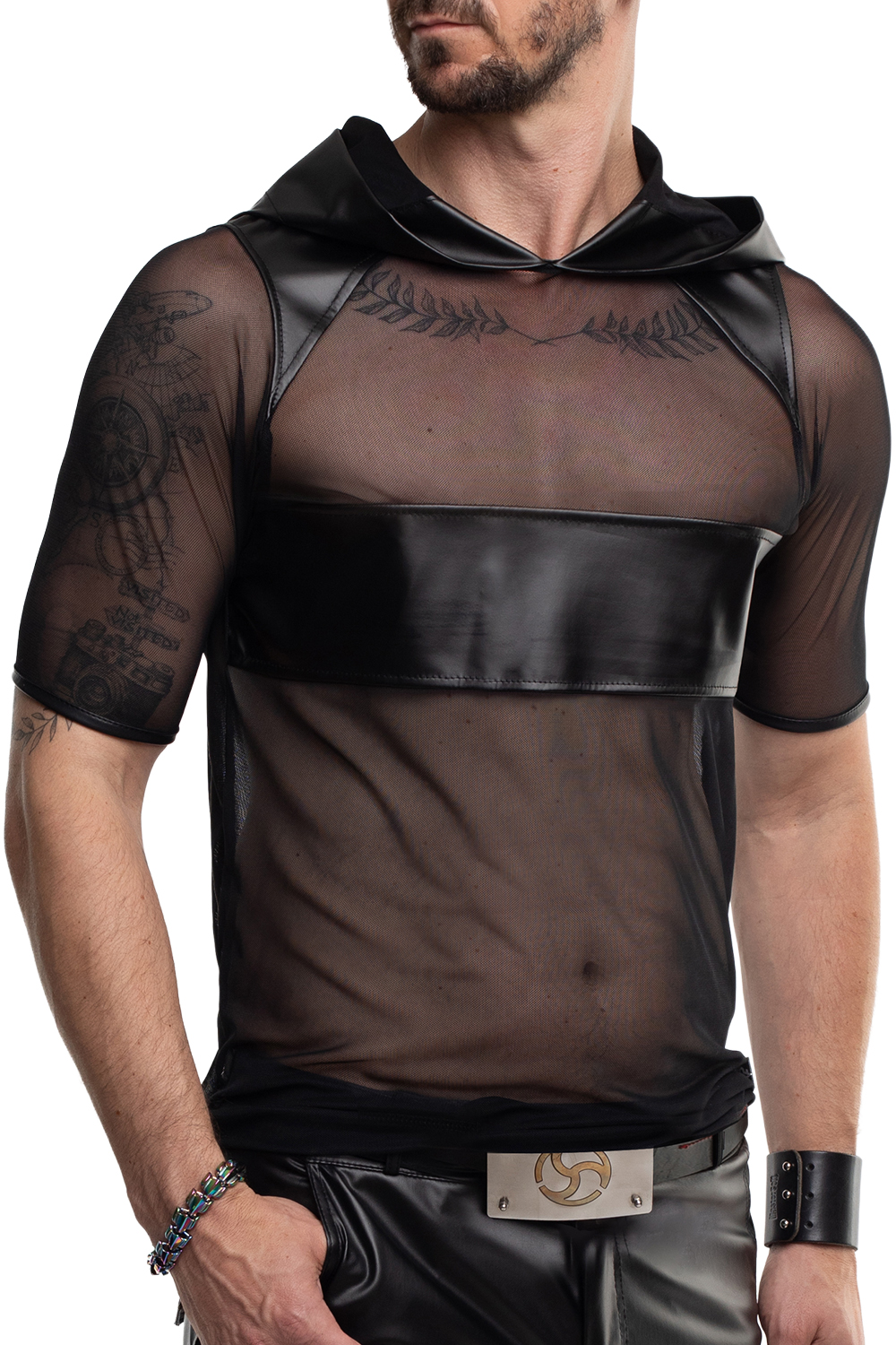 Herren Kapuzen T-Shirt RMIvo001 von Regnes Fetish Planet aus schwarzem Mesh mit matten Wet-Look-Einsätzen, dehnbarem Material und markanter Slim-Fit Passform für einen provokanten, maskulinen Style – Regnes Fetish Planet